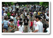 ニジマス釣りと手づかみ大会