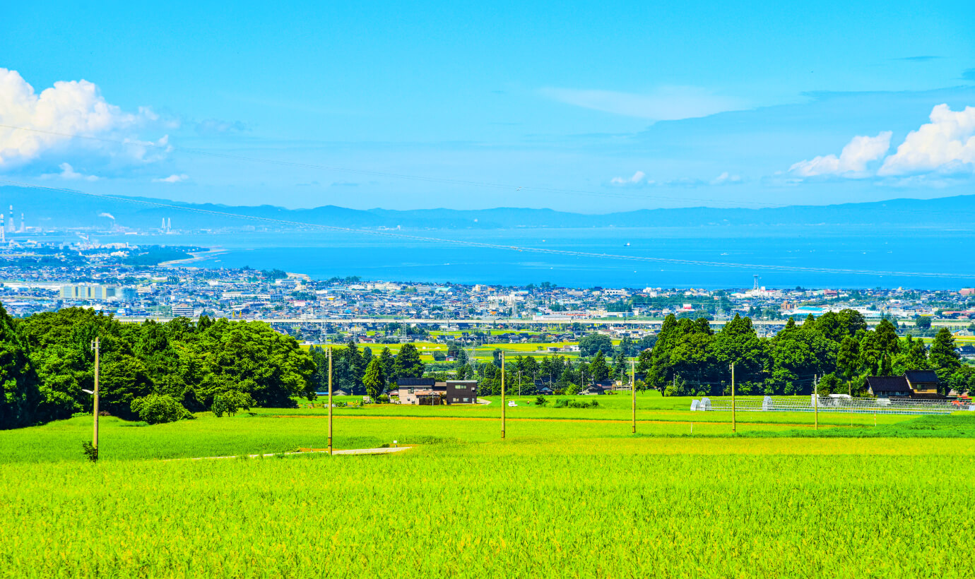 山手から望む 滑川の街並みと富山湾