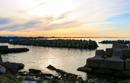 橋場から見る夕暮れの滑川の海岸線沿い