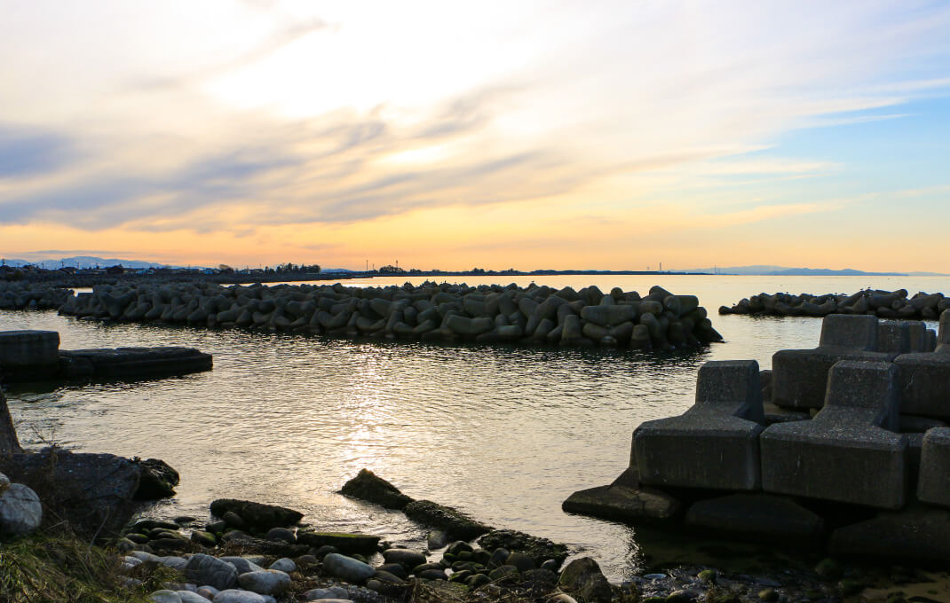 橋場から見る夕暮れの滑川の海岸線沿い