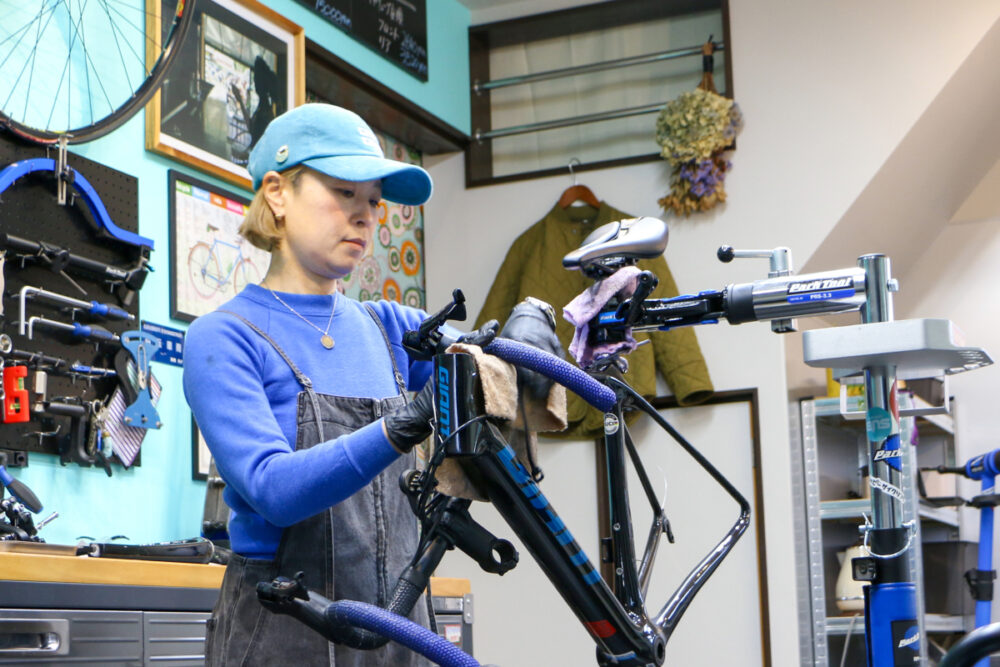HAPPY CYCLING 高橋さん 自転車整備の様子