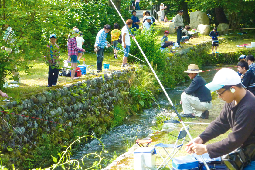 ニジマス釣りと手づかみ大会（5月下旬頃）