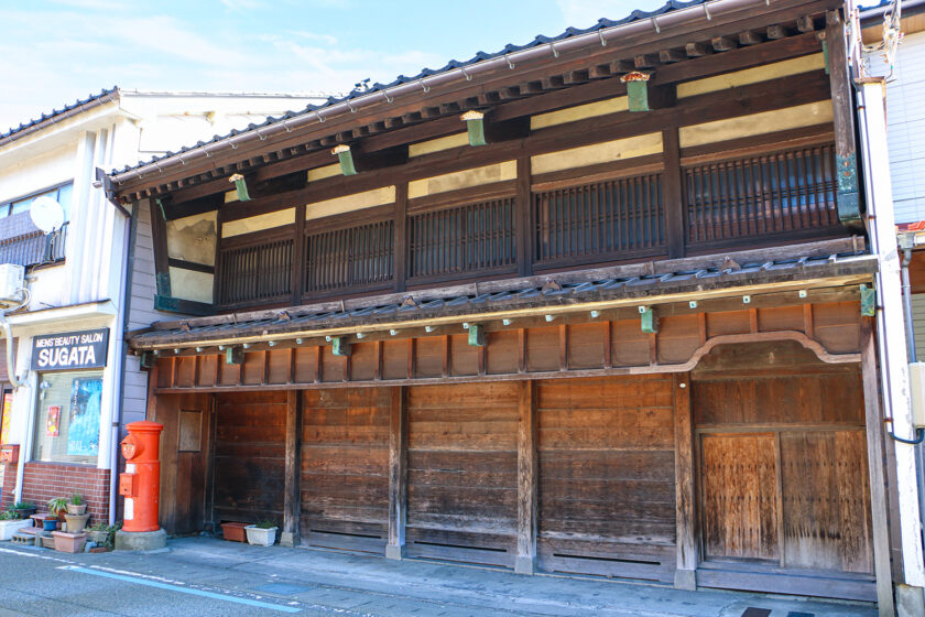 菅田家住宅主屋、衣装蔵【国登録有形文化財】